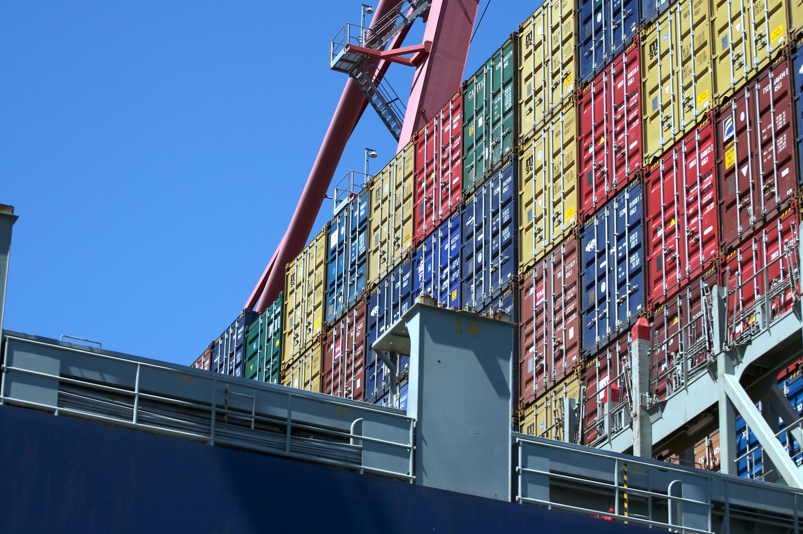 亞馬遜下重金自建集裝箱和租賃私人貨船來繞開港口堵塞